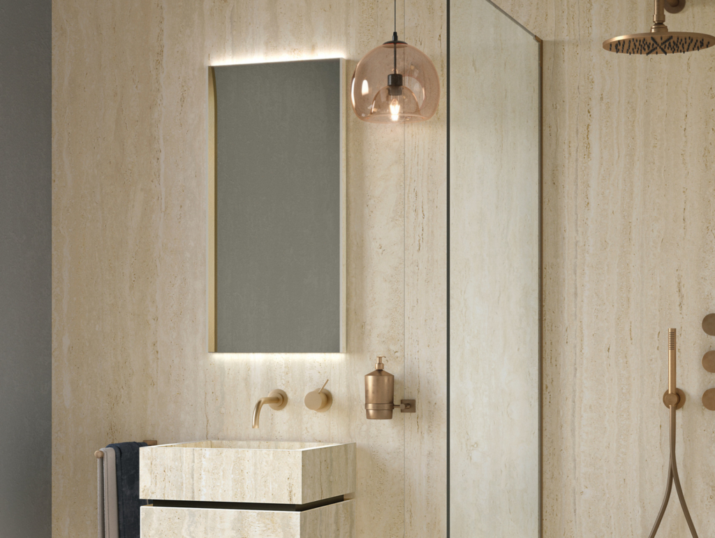 une douche mise de l'avant d'une douche avec des carreau de céramique beige crème avec les pommeaux de bronze