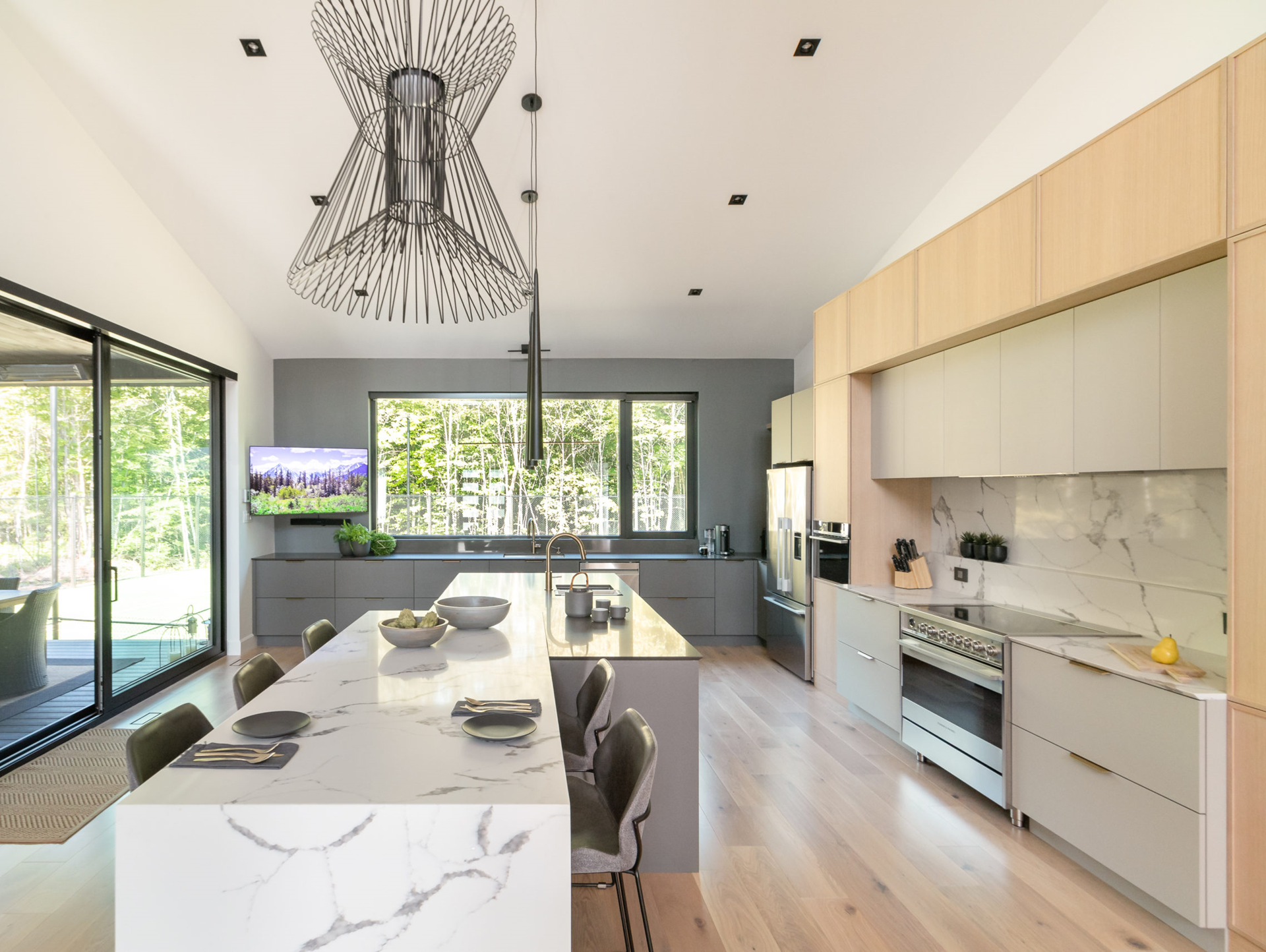 Cuisine moderne avec du marbre des grande fenêtre et des grand comptoir avec de la place assis juste qua 5 personne pour déjeuner le matin ou bien juste prendre l'apéro.