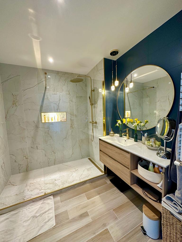 Douche moderne italienne dans la maison du mon frère